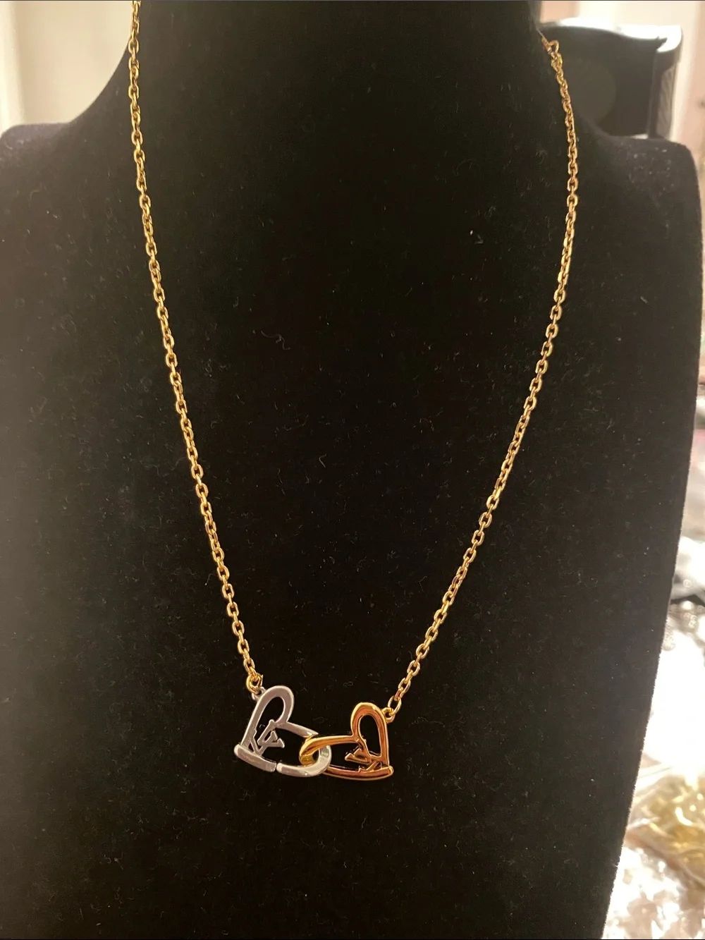 Fashion Jewelry Tri-Linked LV Heart Necklace in Gold, Silver and Rose Gold